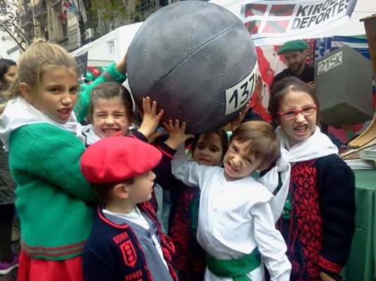 Los pequeños levantadores de piedra también se lucieron en el BAC 2014 (Foto BA Celebra)